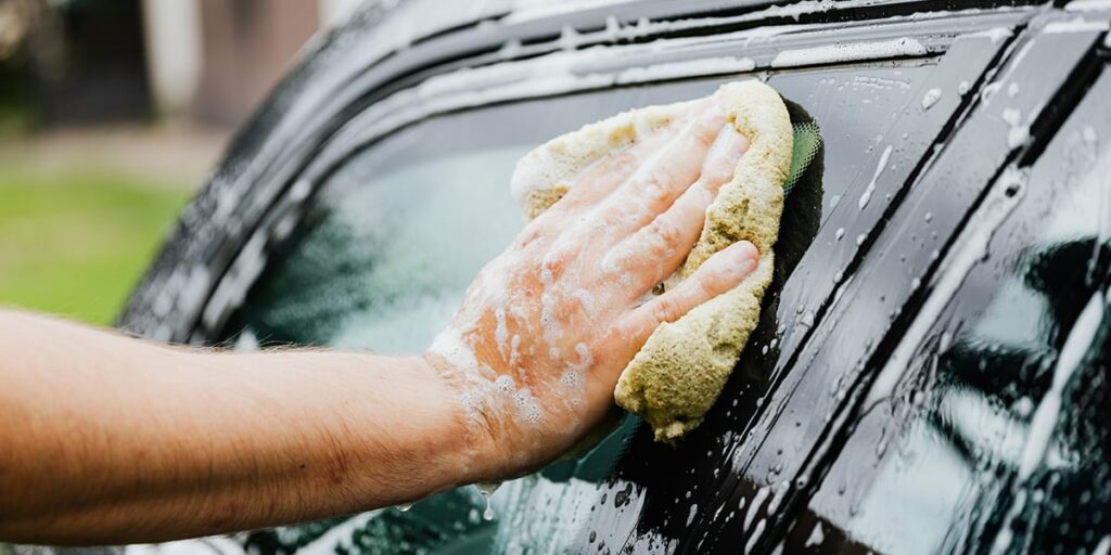 Nettoyer les vitres de sa voiture : les 10 astuces - Oovango